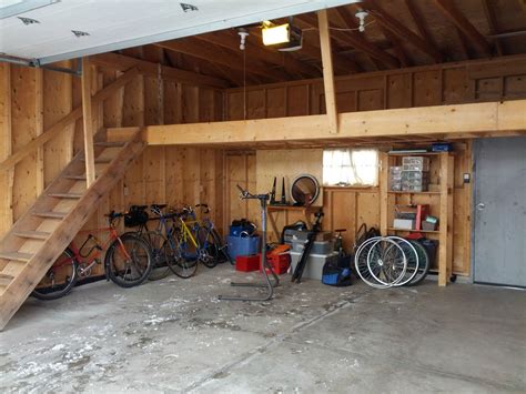 Hvordan Finder Man En Stud I En Garage Loft